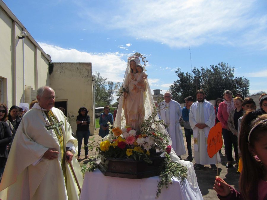 PATRONALES./ La imagen de la Patrona rodeada por los sacerdotes y los fieles.
