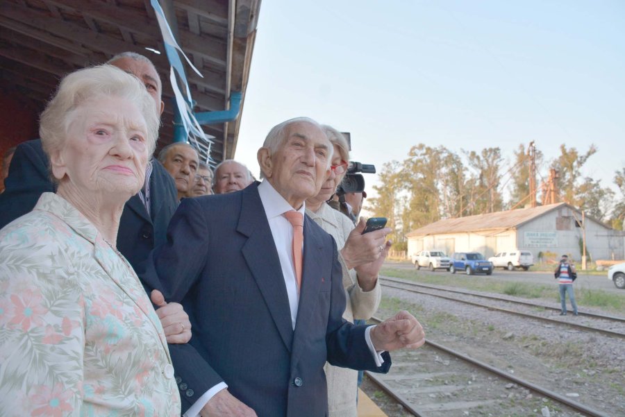 FOTO COMUNICACION// VOLVER A VIVIR./ Estela Schierano de Braica y Hugo Braica en el and&eacute;n recibiendo al tren. ALEGRIA./ El intendente, Gonzalo Toselli, saludando a la formaci&oacute;n.