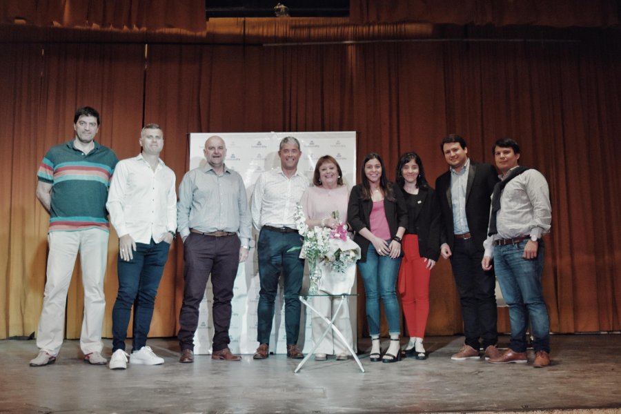FOTO PRENSA FUNDACION BHY// VISITA./ La expositora junto a los titulares de la empresa.