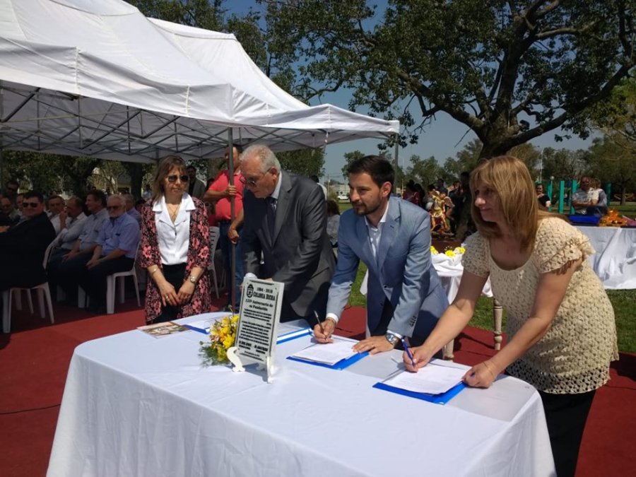 FOTO PRENSA COMUNA// EN COLONIA BICHA./ Fabio Barbero y Adolfo Ferrero reafirmaron el hermanamiento. EN EL COMPLEJO AMBIENTAL./ Alumnos de s&eacute;ptimo grado visitaron el organismo interioriz&aacute;ndose en su accionar.