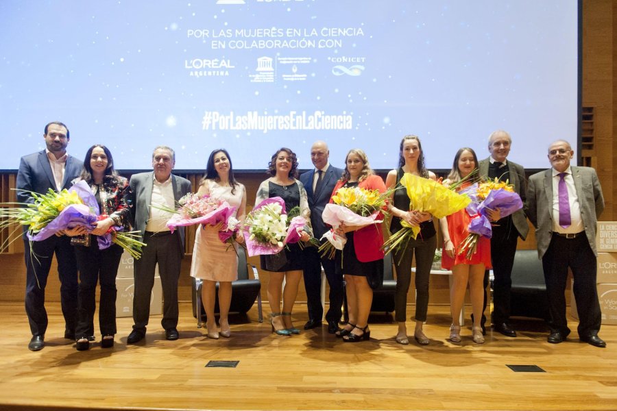 FOTO COMUNICACION SCTEIP// PREMIADAS./ Las cient&iacute;ficas distinguidas junto a las autoridades