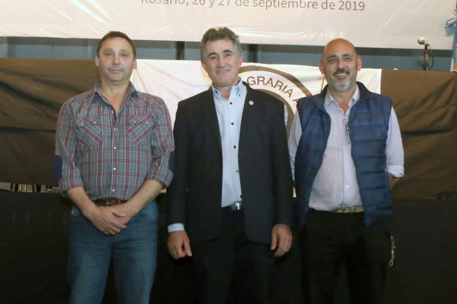 FOTO ARCHIVO CARLOS ACHETONI. Fue elegido por un nuevo mandato al frente de la FAA. FOTO ARCHIVO NUEVAS AUTORIDADES. Achetoni flanqueado por Banchi y Guía.