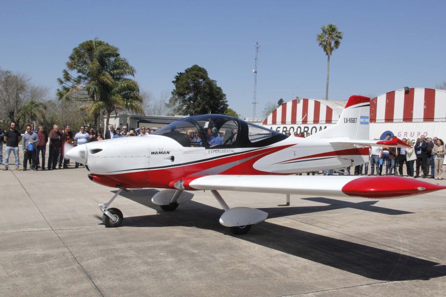 FOTO PRENSA CONCEJO// AEROSUN./ Los empresarios junto a los concejales ayer por la ma&ntilde;ana. FOTO ARCHIVO// WAMAN// La aeronave el pasado 21 en su presentaci&oacute;n en sociedad.