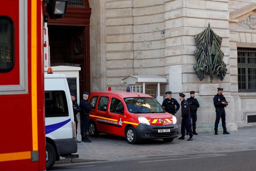 FOTO AFP-NA ESCENA. Un cami&oacute;n de bomberos sale de la Prefectura de Polic&iacute;a de Par&iacute;s despu&eacute;s del sangriento ataque que culmin&oacute; con cinco muertos.