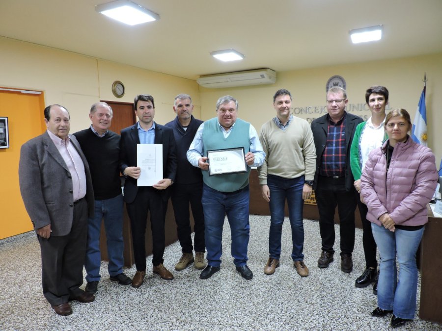 FOTO PRENSA CONCEJO// AEROSUN./ Los empresarios junto a los concejales ayer por la mañana. FOTO ARCHIVO// WAMAN// La aeronave el pasado 21 en su presentación en sociedad.