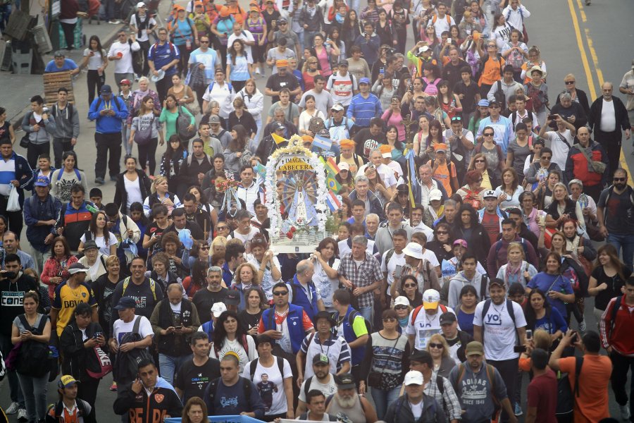 FOTO NA// 60 KILOMETROS./ Es lo que marcharon los fieles para llegar a la Bas&iacute;lica de Luj&aacute;n.