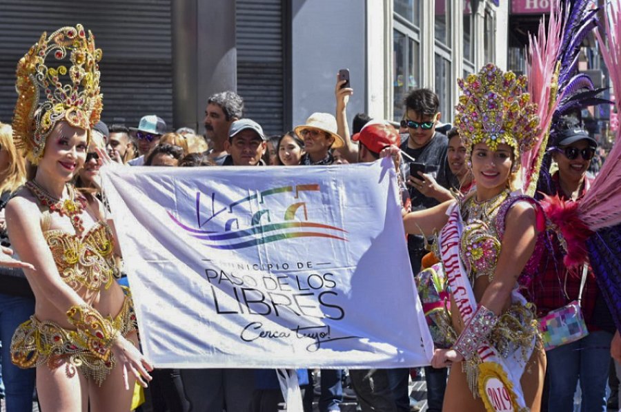 FOTO NA// DESFILE./ La comparsa Carumb&eacute; se convirti&oacute; ayer en un verdadero atractivo en CABA.