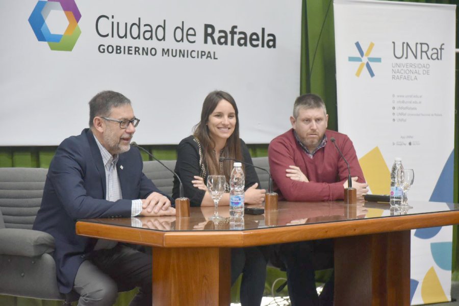 FOTO COMUNICACION UNRAF// DISERTACIONES.//  Rub&eacute;n Asc&uacute;a junto a la Directora del IDSR, Mar&iacute;a Paz Caruso, durante la apertura de una de las charlas.