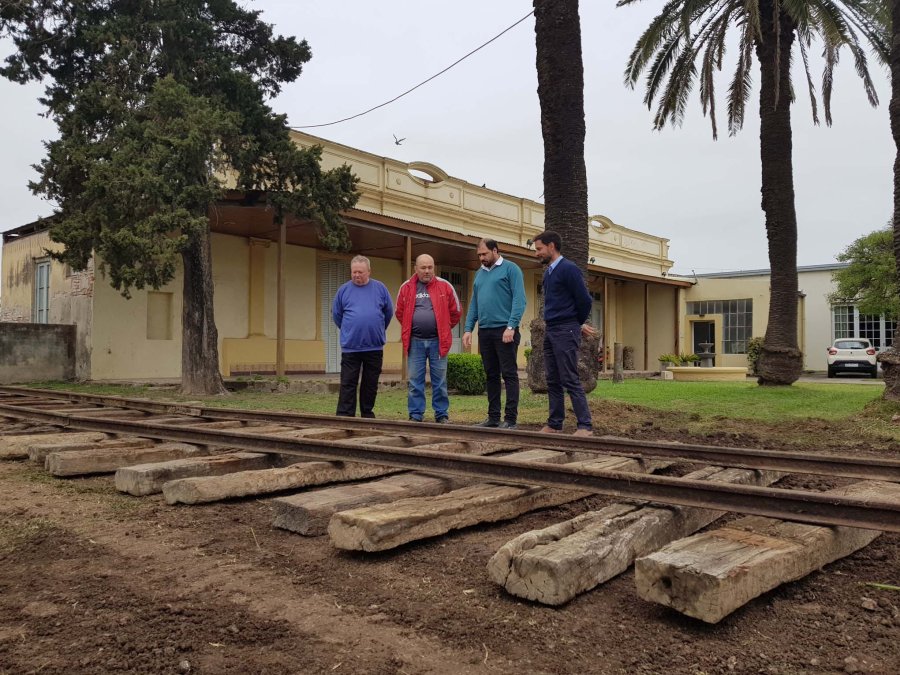 FOTO PRENSA COMUNA// DEBATE./El funcionario nacional frente a un p&uacute;blico sumamente interesado. CONCIENTIZACION.// De la importancia del ferrocarril se busca con la reconstrucci&oacute;n de las v&iacute;as.