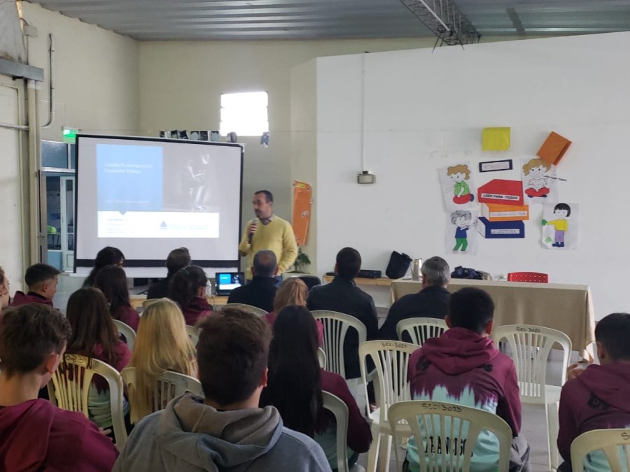 FOTO PRENSA COMUNA// DEBATE./El funcionario nacional frente a un público sumamente interesado. CONCIENTIZACION.// De la importancia del ferrocarril se busca con la reconstrucción de las vías.