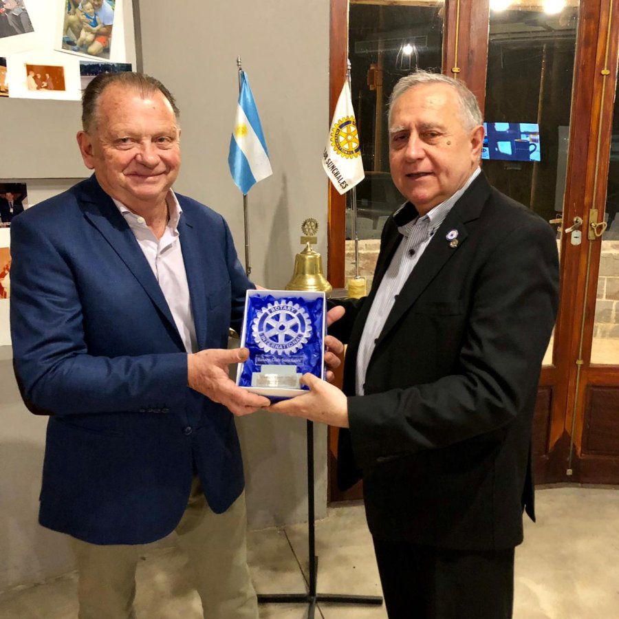 FOTO PRENSA ROTARY// PREMIO SATO./ Carlos Temporelli y Am&eacute;rico Bertoldi al entregarse la distinci&oacute;n.