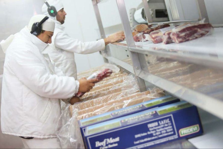 FOTO INTERNET CORTES. A Madrid y Barcelona llegan para venta directa en carnicerías y restaurantes. FOTO INTERNET PRODUCTO. La carne del frigorífico que vendió productos con hueso a Europa.
