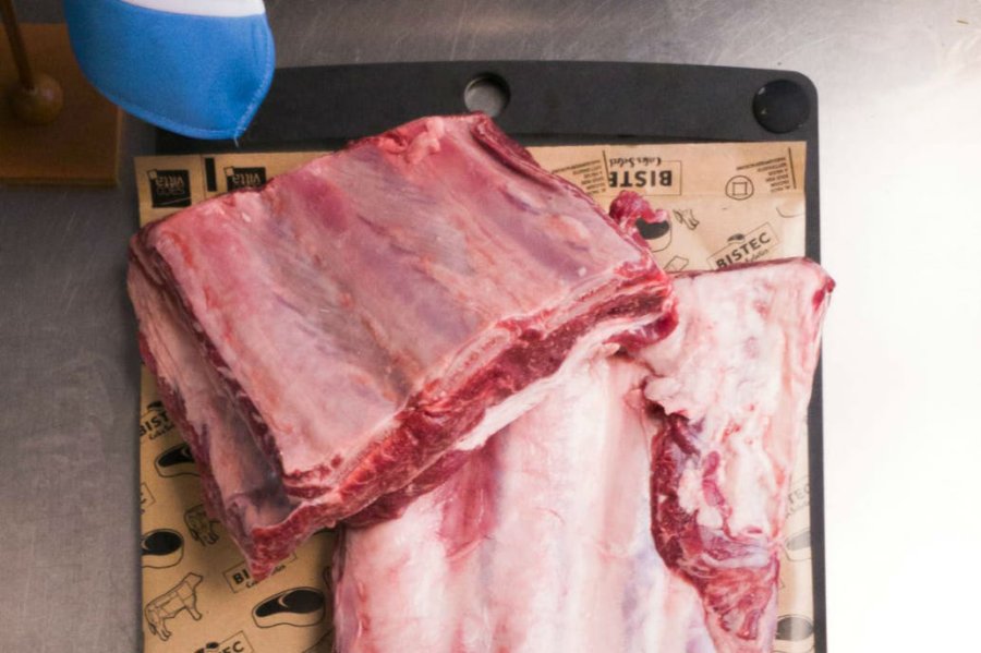 FOTO INTERNET CORTES. A Madrid y Barcelona llegan para venta directa en carnicerías y restaurantes. FOTO INTERNET PRODUCTO. La carne del frigorífico que vendió productos con hueso a Europa.