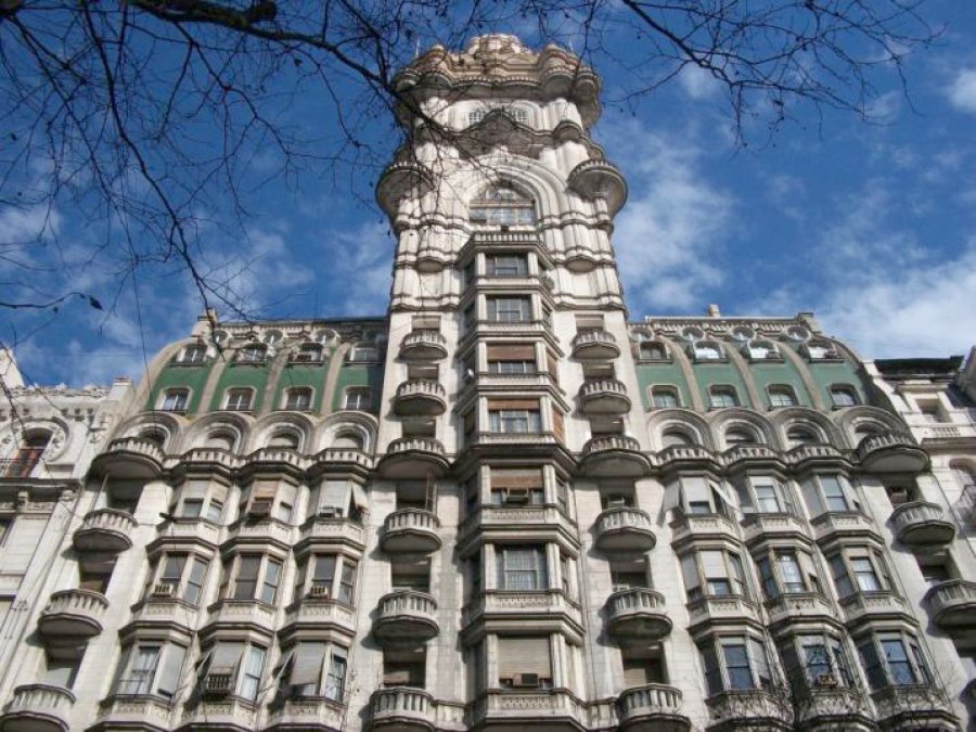 FOTO TURISMO BUENOS AIRES// INTERIOR./ Estupenda vista del hall de acceso. FACHADA./ El frente del Palacio Barolo.