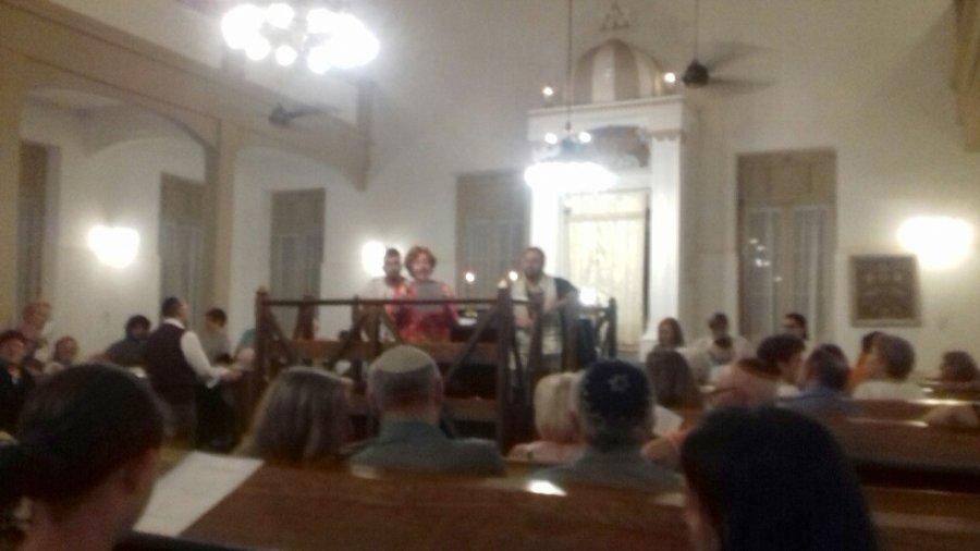 SINAGOGA./ Un momento de la ceremonia para recibir el s&aacute;bado.
