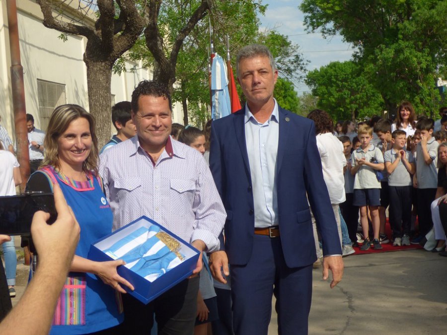 FOTO PRENSA OM// EN SAN ANTONIO.// Omar  Martínez y Mauro Previotto en la entrega de la Declaración de Interés, observa , el senador Alcides Calvo. BANDERA./ Un emblema de ceremonia fue entregado por el legislador a autoridades del establecimiento.