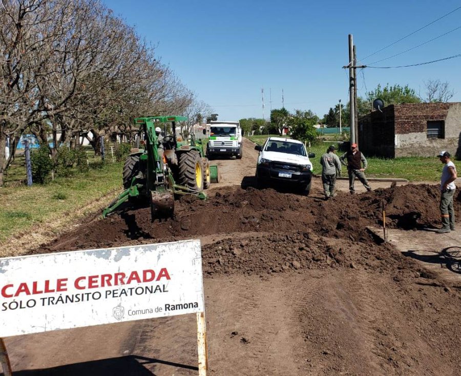 FOTO PRENSA COMUNA// APORTES./ Fueron entregados al Club y a la Asociaci&oacute;n RYAN. TACHOS./ Promueven la separaci&oacute;n de residuos. CORDON CUNETA./ Se ejecuta en calle Juan B. Justo