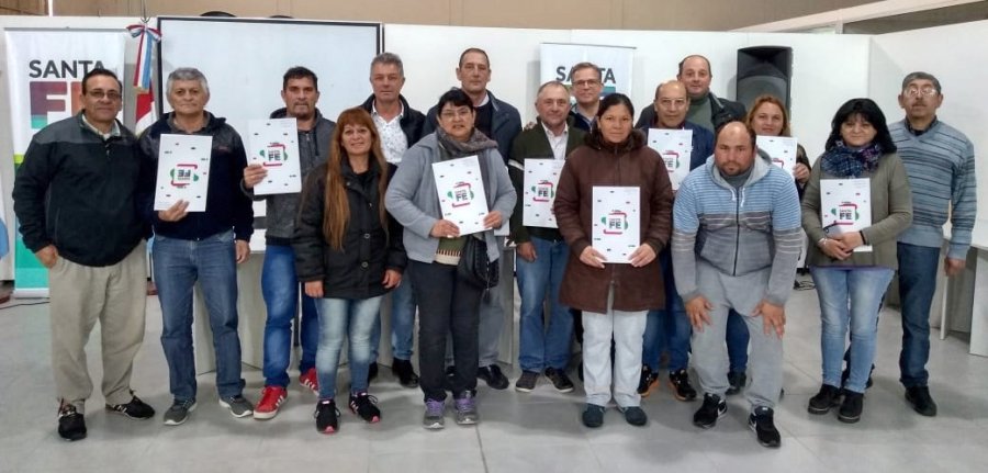 FOTO PRENSA CENTRO CIVICO// ESCRITURAS./ Funcionarios y autoridades con los vecinos que se vieron beneficiados.