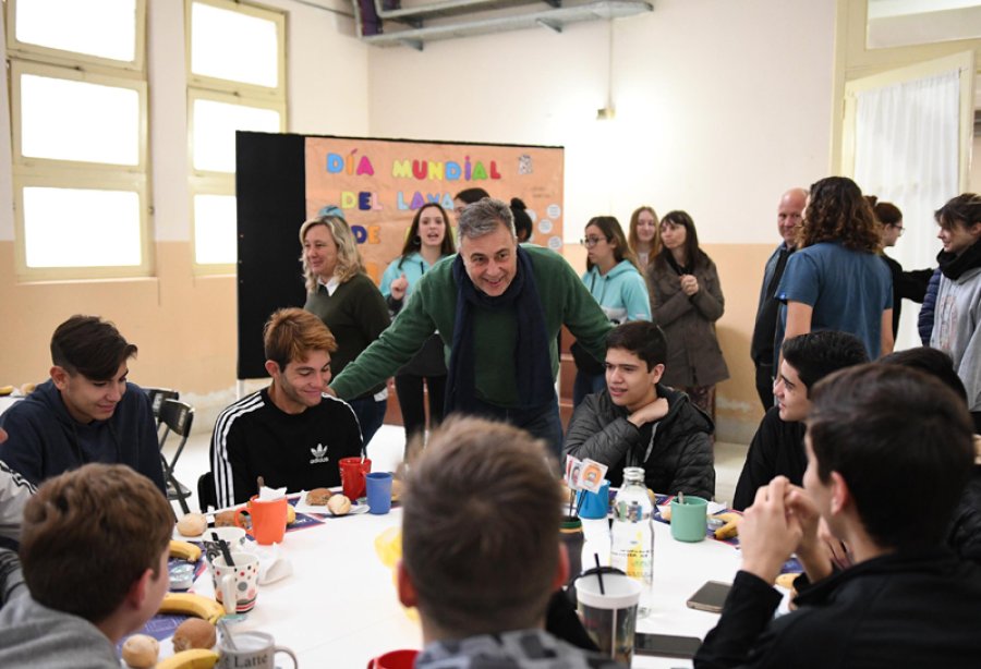FOTO CP// MEDUAL./ El Intendente junto a un grupo de estudiantes.