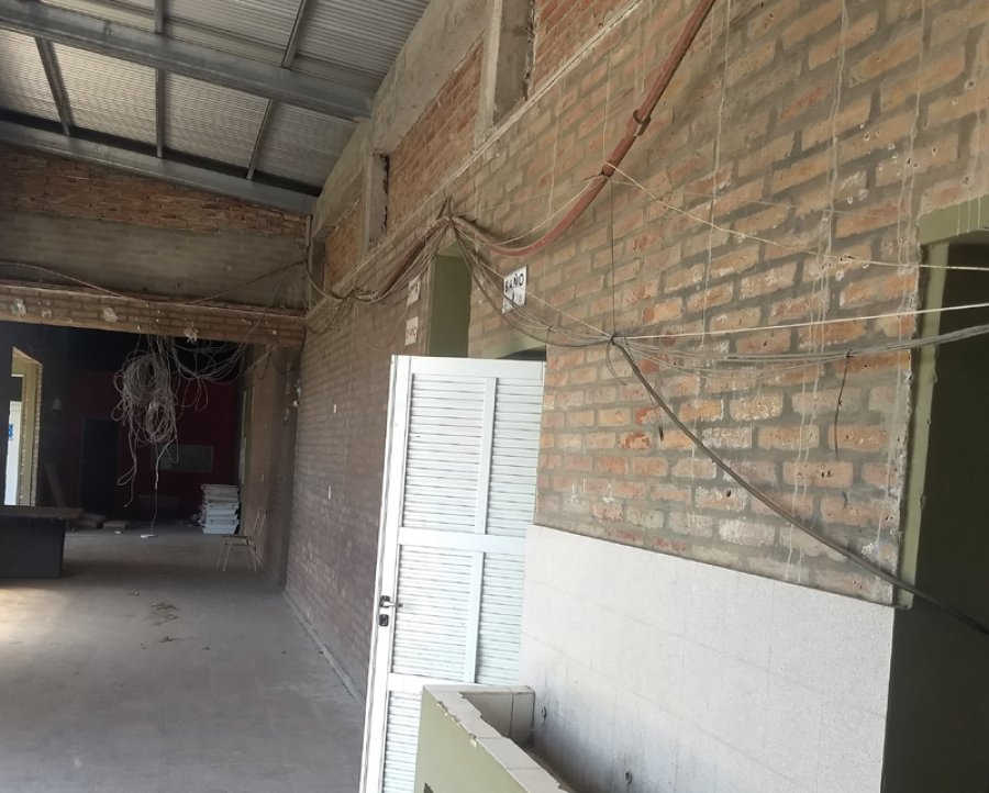 FOTO PRENSA AC// ESCUELA N&ordm; 1264// As&iacute; luce un sector en el que la obra no fue concluida.