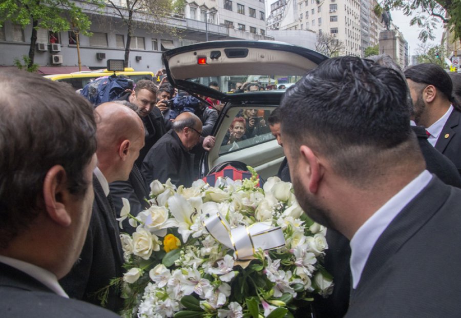 FOTO NA// CORTEJO./ Los restos del querido artista parten hacia donde descansar&aacute;n.