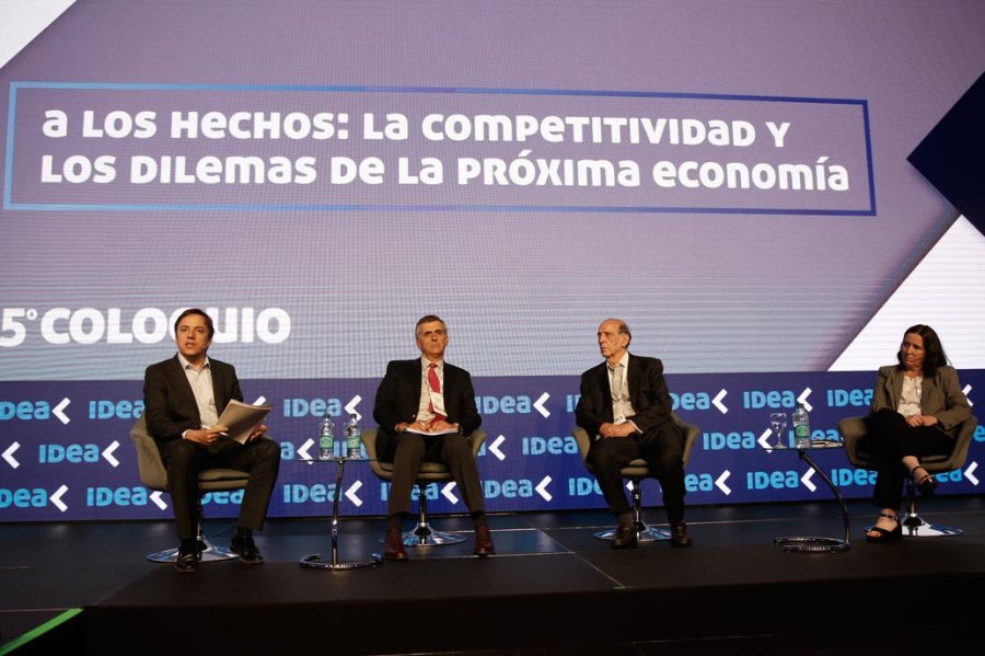 FOTO NA PANEL ECONOMICO. Los economistas debatieron sobre lo que se deber&iacute;a hacer para mejorar.