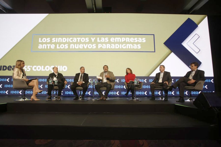 FOTO NA DILEMA. Empresarios y sindicalistas evaluaron c&oacute;mo salir de la crisis.