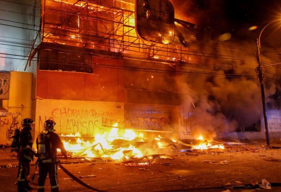FOTO AFP INCENCIO. Uno de los supermercados que fue quemado el viernes en Santiago.
