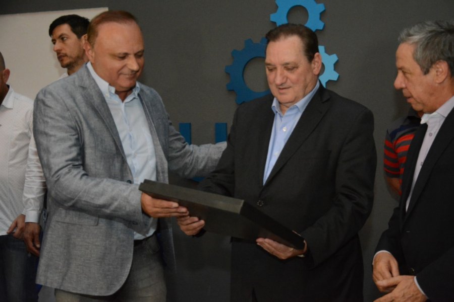 FOTO PRENSA UOM// DISTINCION./ Fue entregada por Roberto Oesquer a Julio Genesini.