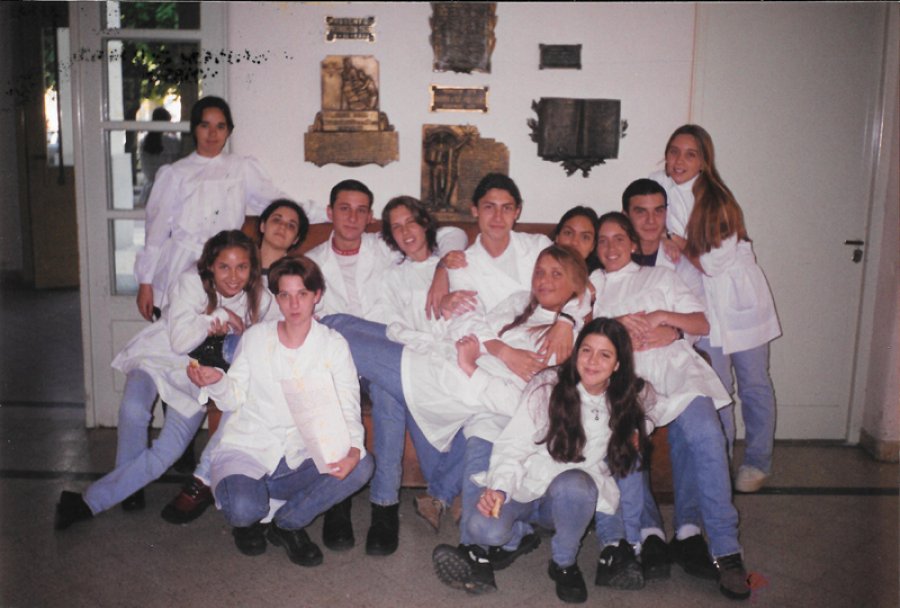 FOTO PRENSA CENTRO EXALUMNOS// PROMOCION 1969:// Un viaje a la capital provincial, posando frente al emblem&aacute;tico puente colgante. PROMOCION 1944:/ Con el director Guibert y el profesor Here&ntilde;&uacute;. PROMOCION 1994./ Un grupo reunido en el hall del establec