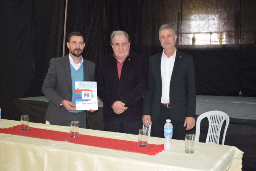 FOTO PRENSA OM// APORTE./ Fabio Barbero, Pedro Morini y Omar Mart&iacute;nez, durante la entrega.