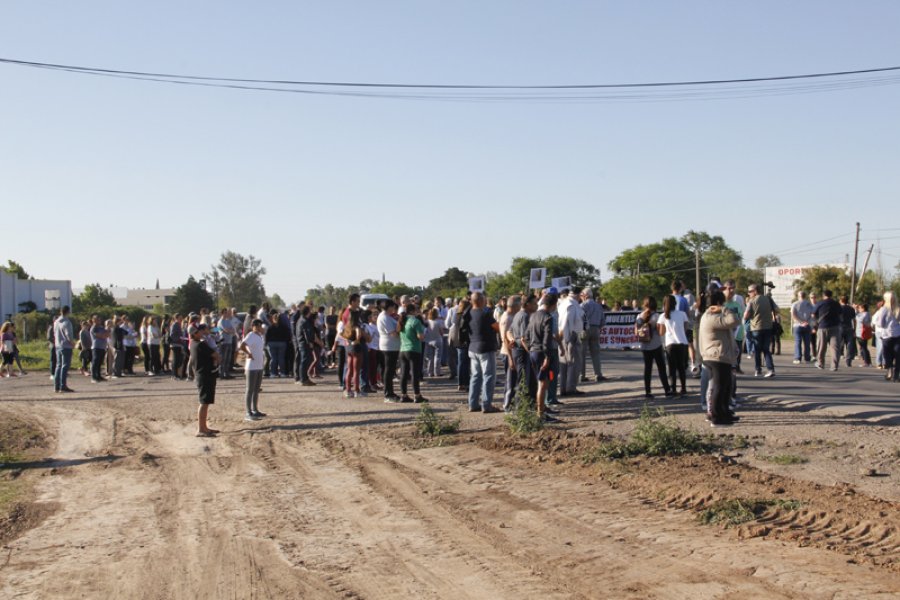 FOTO F. MELCHIORI// ACCESO./ El grueso de la manifestaci&oacute;n se ubic&oacute; sobre la cinta asf&aacute;ltica.