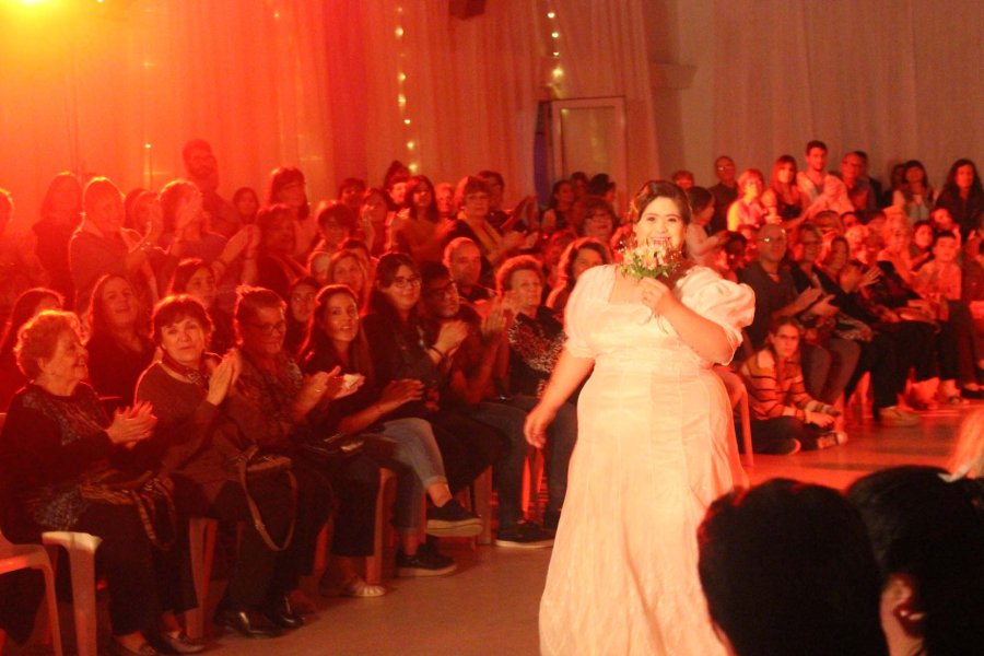 FOTO PRENSA LA HUELLA// DESFILE./ Uno de los modelos presentados en la pasarela.