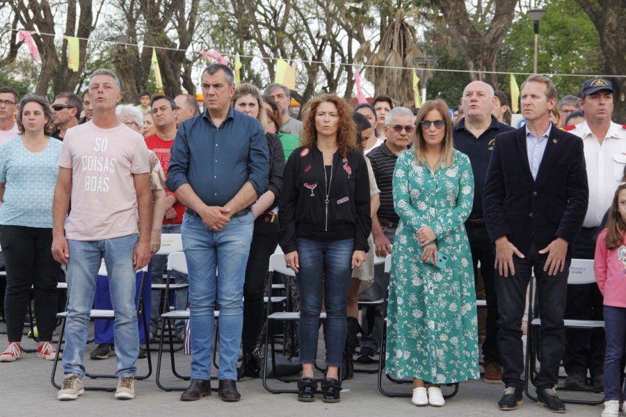 FOTO F. MELCHIORI// CELEBRACI&Oacute;N DEL ANIVERSARIO// Tres im&aacute;genes registradas en la tarde del s&aacute;bado 19 durante el acto protocolar y festejos populares.