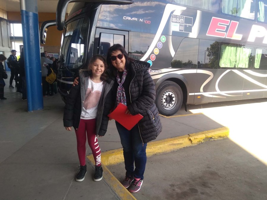 FOTO PRENSA ESCUELA// PARTIDA//Mar&iacute;a Delfina Peretti y Patricia Paredes en el momento de iniciar el viaje.