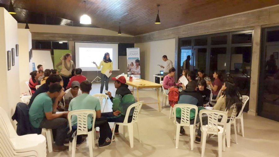 FOTO PRENSA COMUNA// APORTE./ Las autoridades en el momento de efectivizarse el aporte. CURSO./Se ofreció capacitación para el tratamiento de carne de consumo humano.