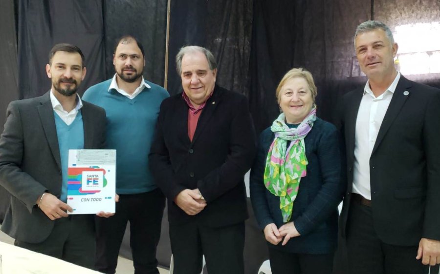 FOTO PRENSA COMUNA// APORTE./ Las autoridades en el momento de efectivizarse el aporte. CURSO./Se ofreci&oacute; capacitaci&oacute;n para el tratamiento de carne de consumo humano.