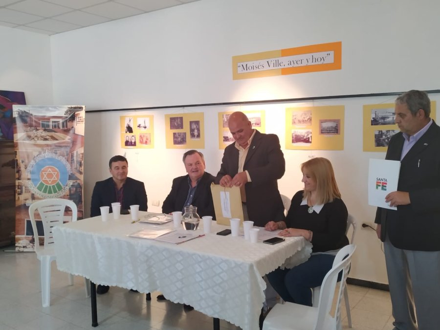 FOTO PRENSA F.M.// APERTURA DE SOBRES./ Instantes en los que se conocieron las ofertas.