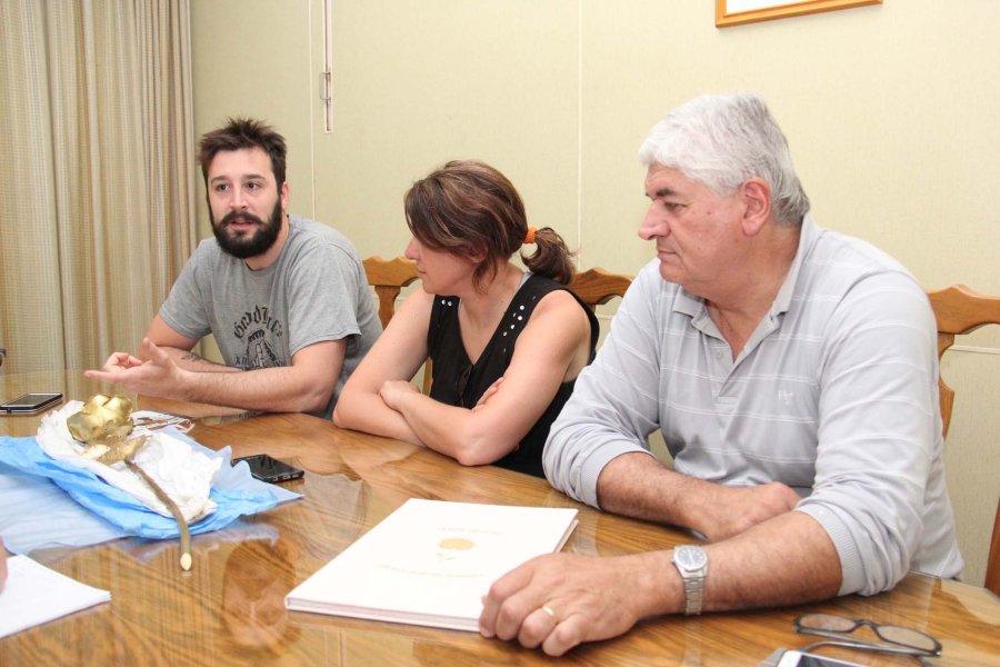 FOTO J.BARRERA COMPROMISO. Jonatan Faber, Ana Santucci y Carlos Tartaglia con la rosa creada por Pallarols y el libro de los mensajes.