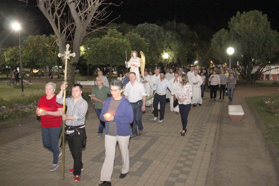 FOTO J.BARRERA// PROCESION./ Numerosos fieles participaron de la p&uacute;blica  manifestaci&oacute;n de fe. CELEBRACION./ El oficio religioso celebrado en la Catedral fue presidido por el obispo Fern&aacute;ndez.
