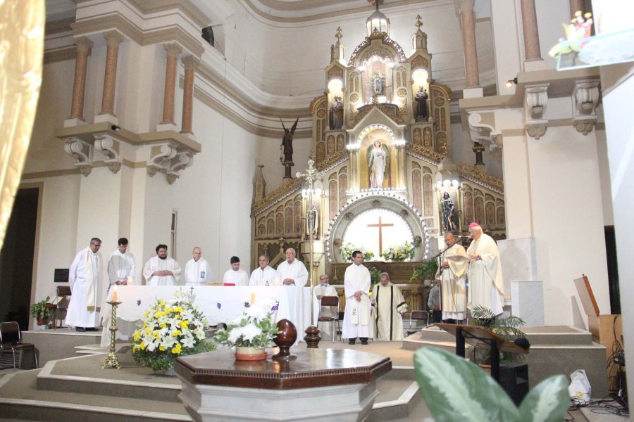 FOTO J.BARRERA// PROCESION./ Numerosos fieles participaron de la pública  manifestación de fe. CELEBRACION./ El oficio religioso celebrado en la Catedral fue presidido por el obispo Fernández.