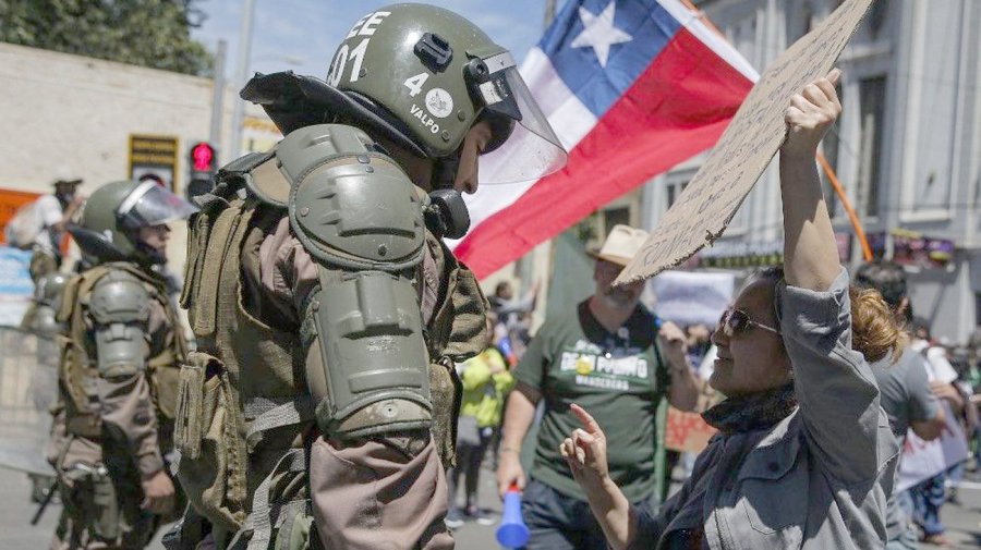 FOTO EFE ENFRENTAMIENTOS. Carabineros y manifestantes en una de las escenas de violencia en las calles de Santiago.