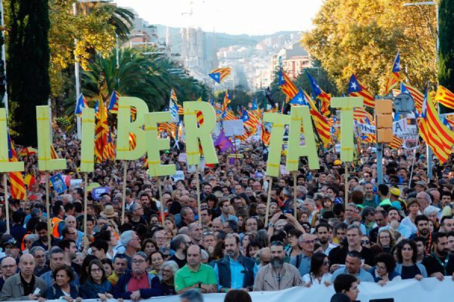 FOTO AFP EN LAS CALLES. Los catalanes mantienen sus reclamos.