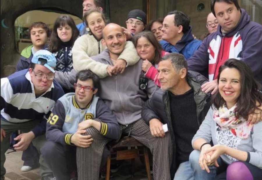 DOWN PARA ARRIBA// Gustavo Garz&oacute;n con  quienes protagonixan el documental.