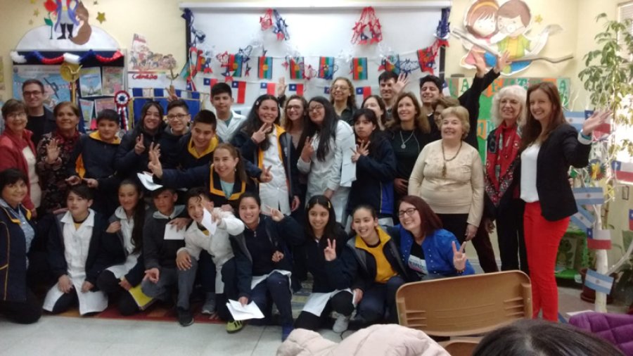EN LIRQUEN./ Las rafaelinas en el Centro Cultural Municipal junto a estudiantes chilenos.
