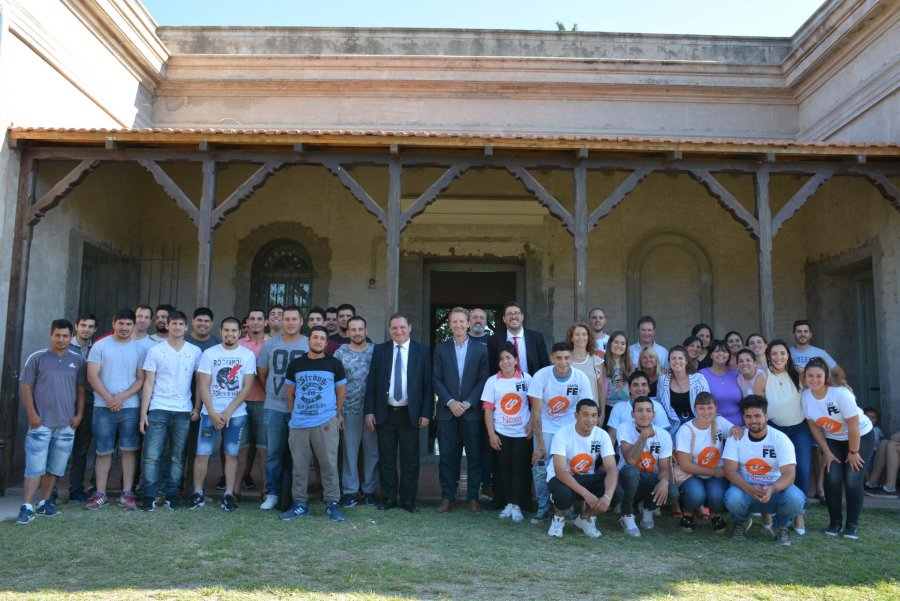 FOTO COMUNICACI&Oacute;N// CERTIFICADOS./ Quienes recibieron el reconocimiento junto a las autoridades.