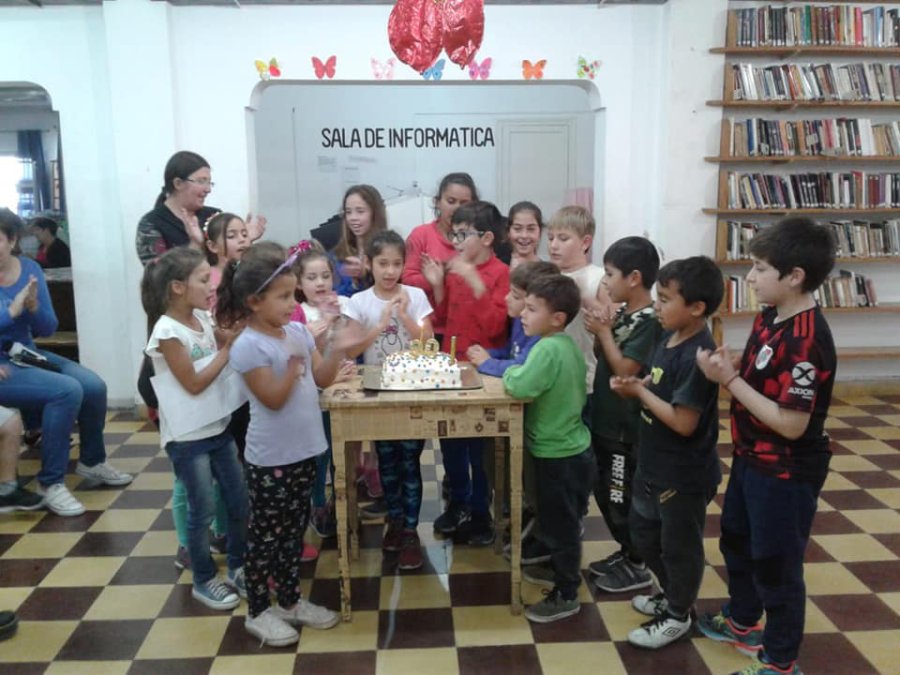 CELEBRACION./ Un grupo de ni&ntilde;os con la tradicional torta de cumplea&ntilde;os.