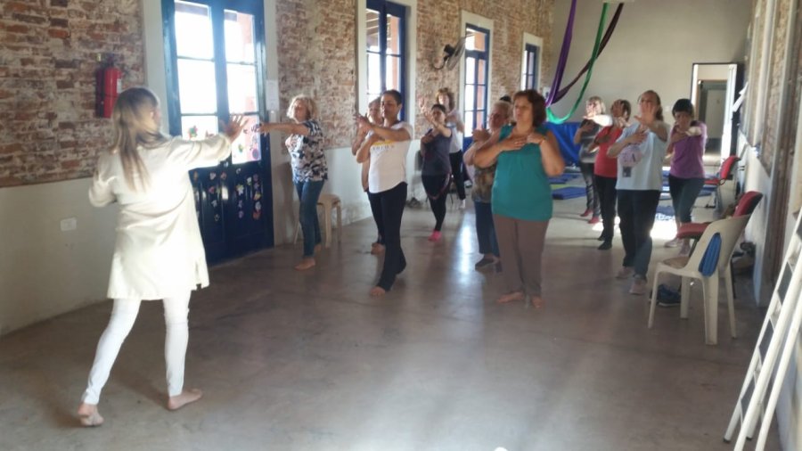 FOTO PRENSA MUNICIPALIDAD// TALLER VIVENCIAL// Las participantes durante una de las acciones desarrolladas en el taller.