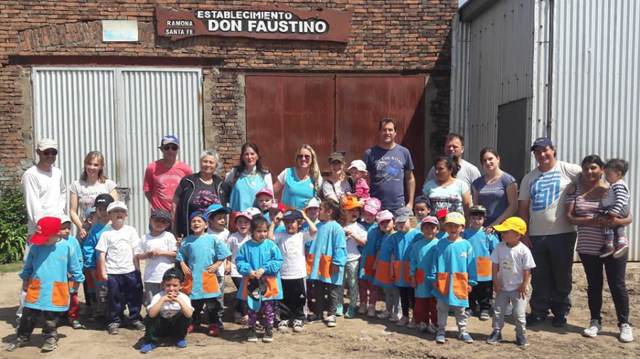 FOTO PRENSA COMUNA// TURISMO EDUCATIVO//Con el Grupo de Turismo Rural alumnos del Jard&iacute;n de Infantes en establecimiento Don Faustino. MESA INTERINSTITUCIONAL/ Fue considerado el desarrollo territorial comunitario