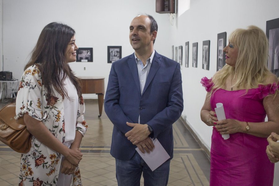 FOTO PRENSA SANTA FE// INAUGURACION./ Romina L&oacute;pez, Jos&eacute; Corral y Ana Rollandi departiendo durante la ceremonia.
